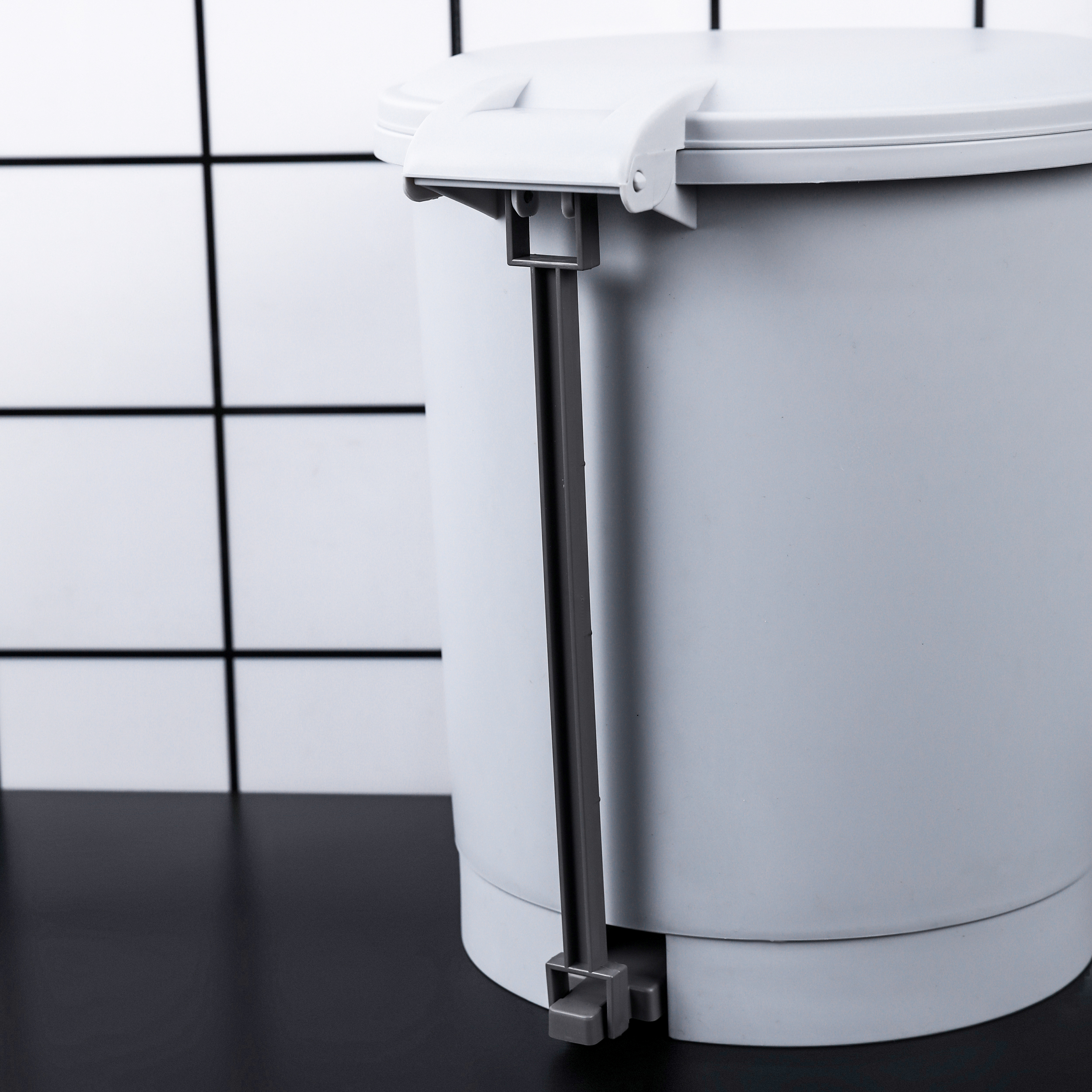 سلة المهملات الحمام