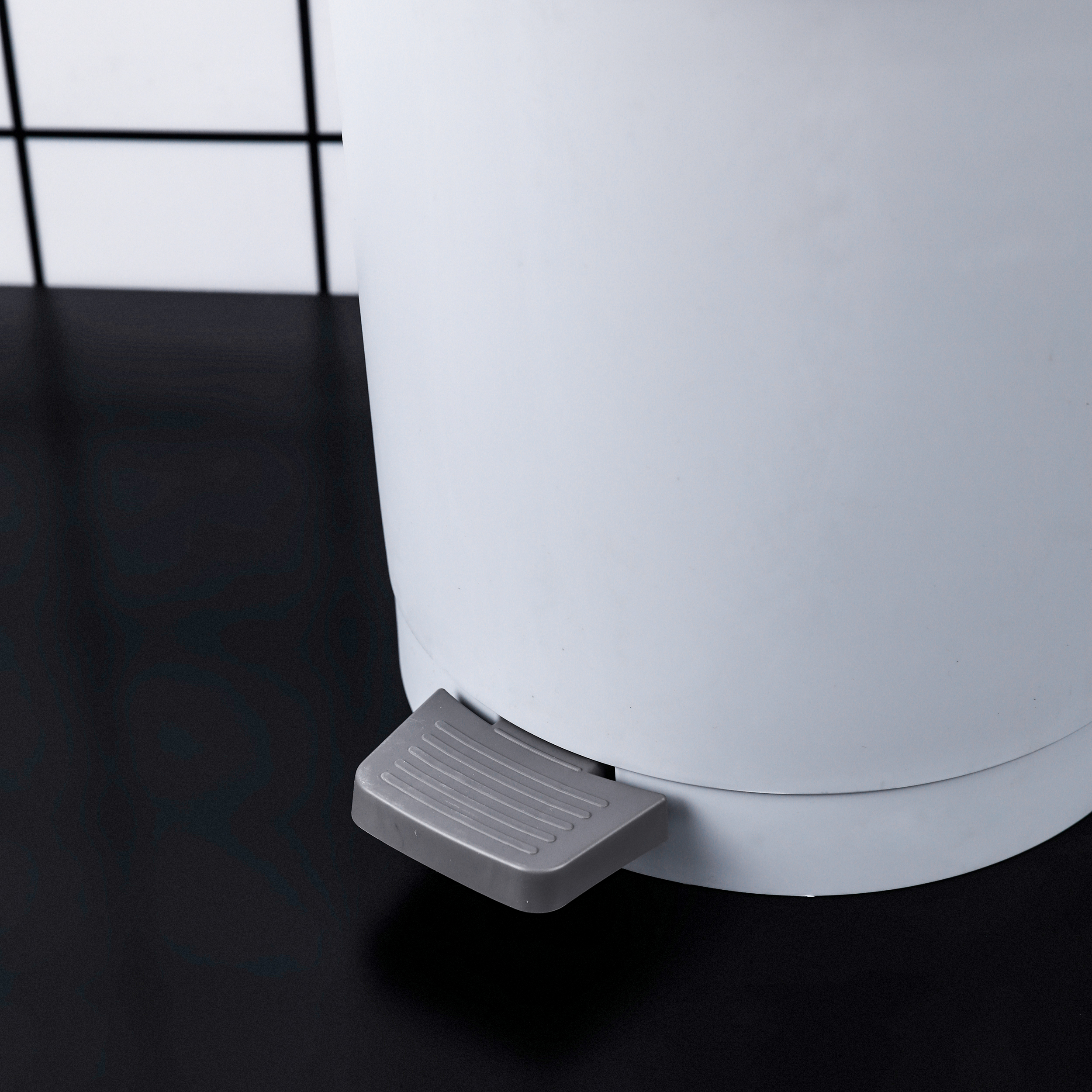 علب القمامة البلاستيكية