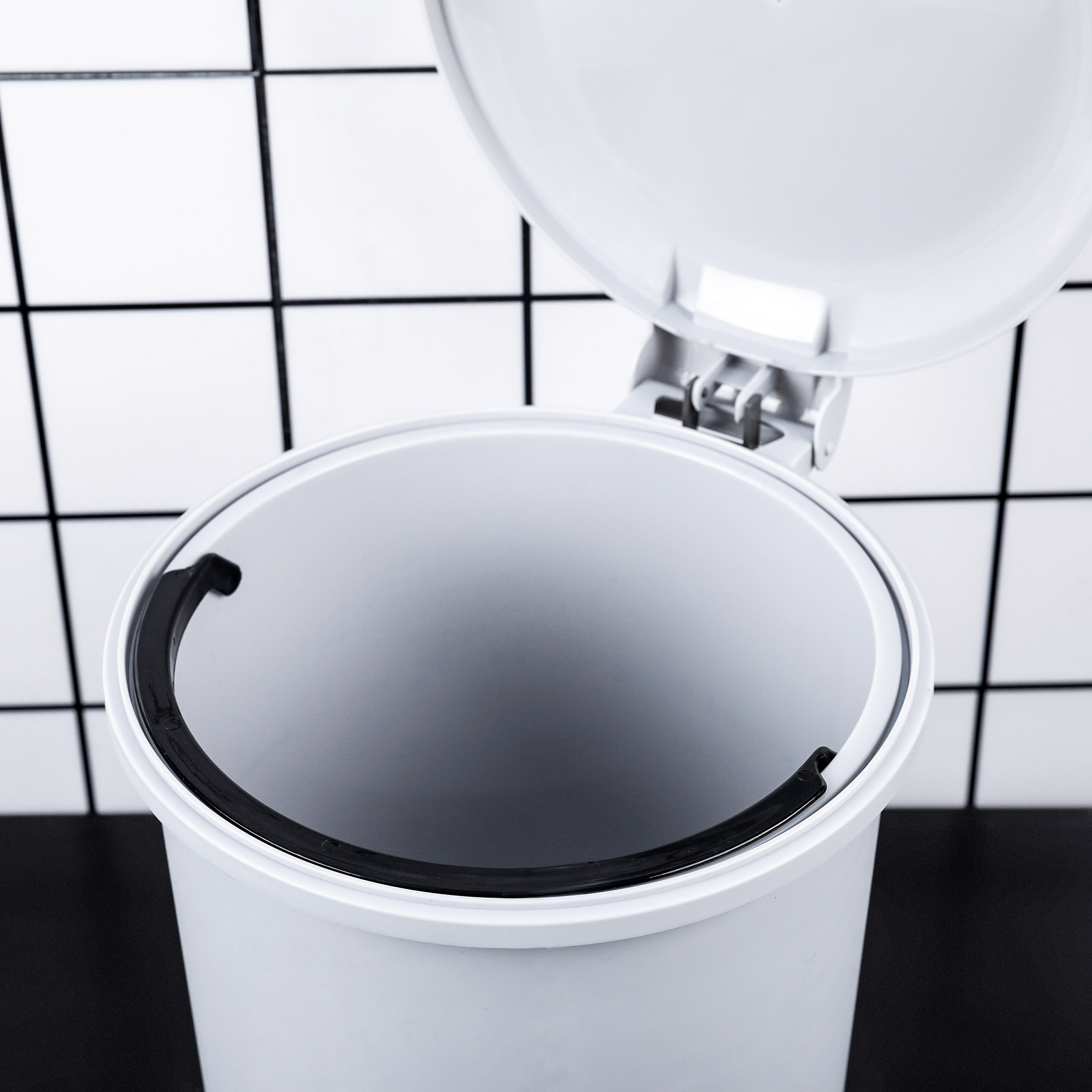 علب القمامة الحمام